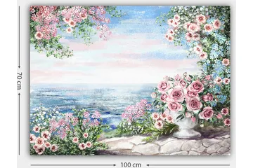 Lerretsbilde 70x100 cm - Vakkert blomsterbed med en stor vase fylt med roser, stående ved havutsikt under en klar himmel - Rosa / Grønn / Blå - Interiør - Maleri & posters - Lerretsbilder