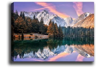 Lerretsbilde 70x100 cm - Vakkert fjellandskap med speilbilde i en innsjø og fargerike høsttrær - Grønn / Oransje / Lilla - Interiør - Maleri & posters - Lerretsbilder