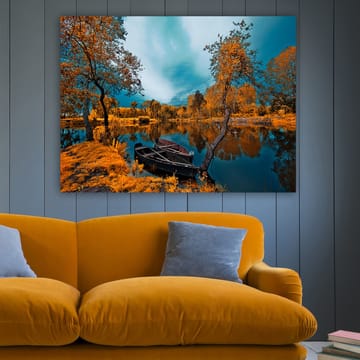 Lerretsbilde 70x100 cm - Vakkert høstlandskap med en rolig innsjø og en båt på bredden - Oransje / Turkis - Interiør - Maleri & posters - Lerretsbilder