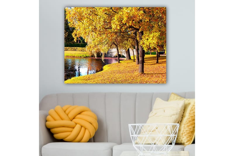 Lerretsbilde 70x100 cm - Vakkert høstmotiv med gylne trær som speiler seg i en stille innsjø, Gull / Grønn / Brun