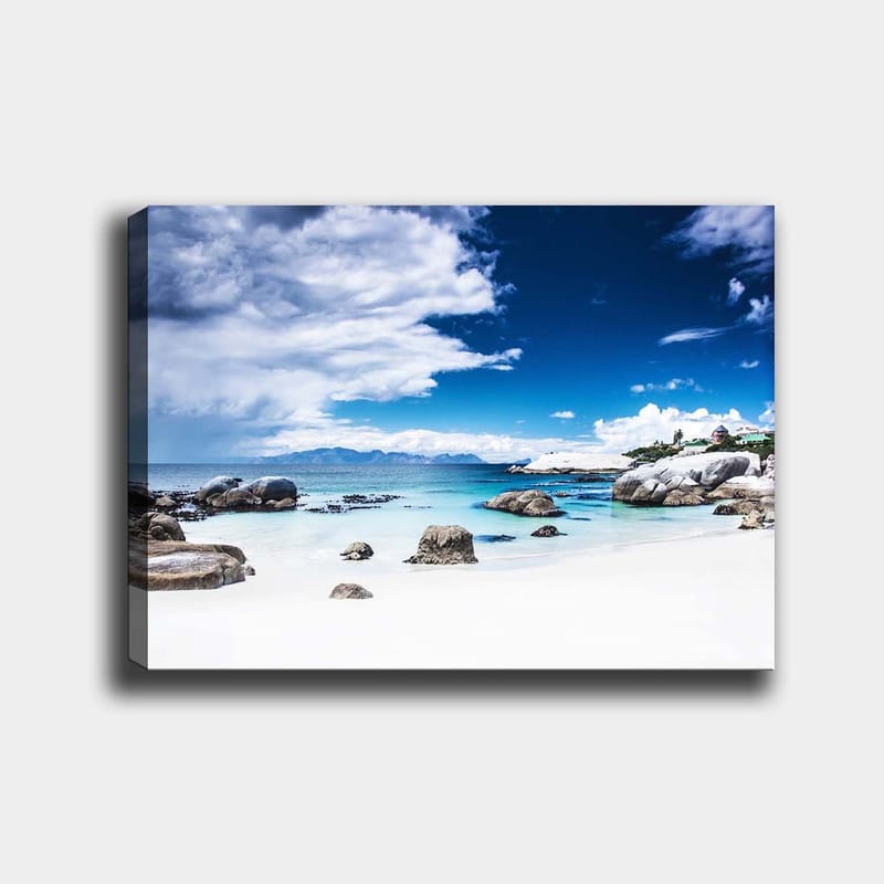 Lerretsbilde 70x100 cm - Vakkert kystlandskap med klipper og klart blått vann under en dramatisk himmel - Blå / Hvit / Grå - Interiør - Maleri & posters - Lerretsbilder