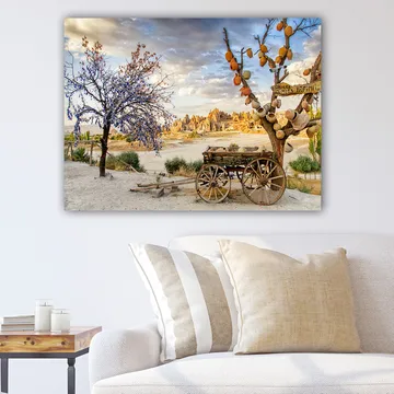 Lerretsbilde 70x100 cm - Vakkert landskapsmaleri med en gammel vogn og blomstrende trær i naturskjønne omgivelser - Lilla / Oransje / Beige - Interiør - Maleri & posters - Lerretsbilder