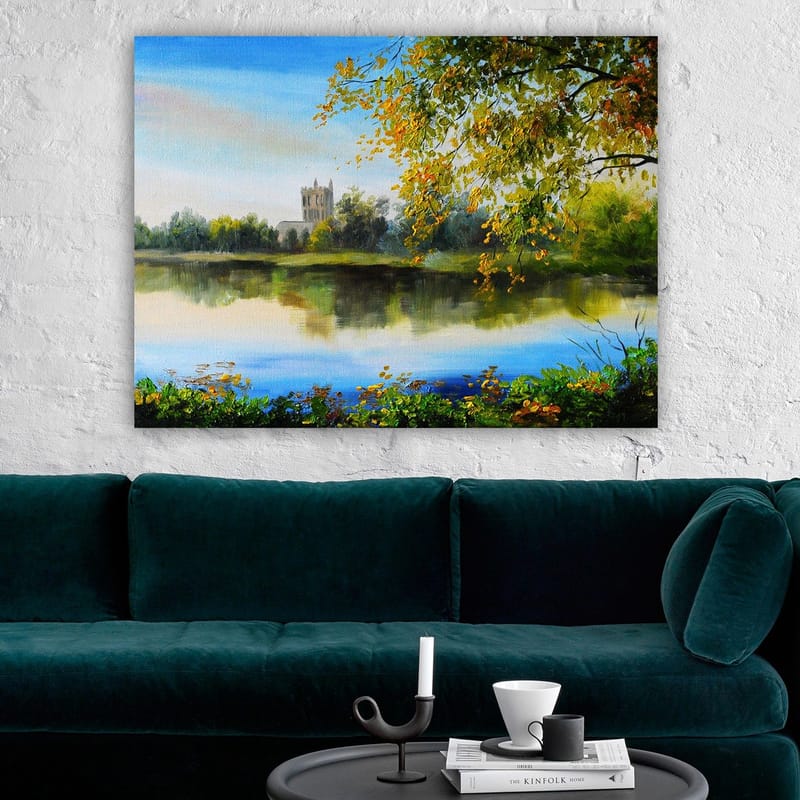 Lerretsbilde 70x100 cm - Vakkert landskapsmaleri med en speilblank innsjø og et gammelt tårn i bakgrunnen, omgitt av trær og høstfarger - Grønn / Blå / Gul - Interiør - Maleri & posters - Lerretsbilder