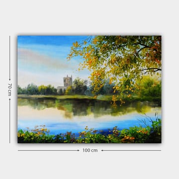 Lerretsbilde 70x100 cm - Vakkert landskapsmaleri med en speilblank innsjø og et gammelt tårn i bakgrunnen, omgitt av trær og høstfarger - Grønn / Blå / Gul - Interiør - Maleri & posters - Lerretsbilder