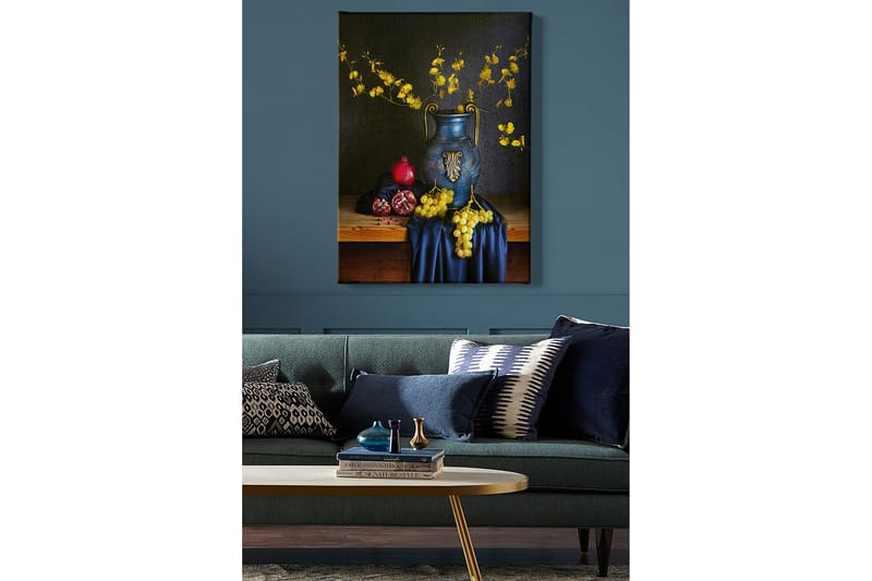 Lerretsbilde 70x100 cm - Vakkert stilleben med en blå vase fylt med gule blomster og frukter som granateple og druer - Blå / Gul / Rød - Interiør - Maleri & posters - Lerretsbilder