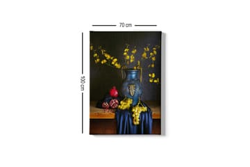 Lerretsbilde 70x100 cm - Vakkert stilleben med en blå vase fylt med gule blomster og frukter som granateple og druer - Blå / Gul / Rød - Interiør - Maleri & posters - Lerretsbilder