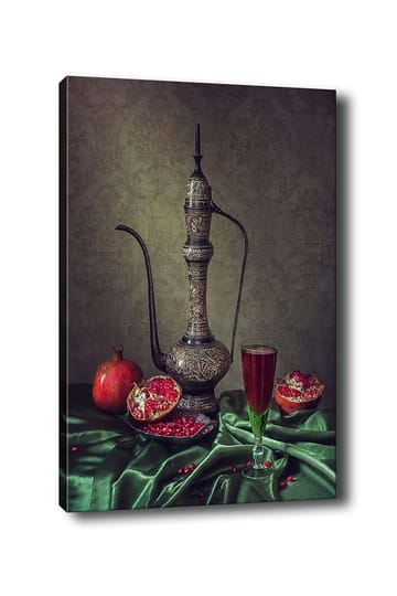 Lerretsbilde 70x100 cm - Vakkert stilleben med en utsmykket mugge, granatepler og et glass rød drikke på en grønn duk - Mørk grønn / Rød / Brun - Interiør - Maleri & posters - Lerretsbilder