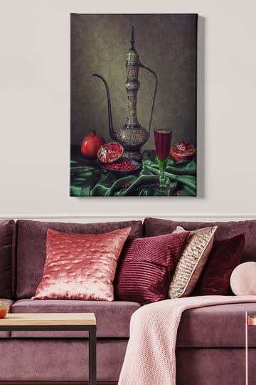 Lerretsbilde 70x100 cm - Vakkert stilleben med en utsmykket mugge, granatepler og et glass rød drikke på en grønn duk - Mørk grønn / Rød / Brun - Interiør - Maleri & posters - Lerretsbilder