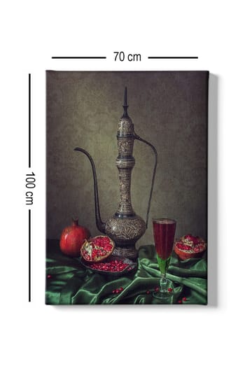 Lerretsbilde 70x100 cm - Vakkert stilleben med en utsmykket mugge, granatepler og et glass rød drikke på en grønn duk - Mørk grønn / Rød / Brun - Interiør - Maleri & posters - Lerretsbilder