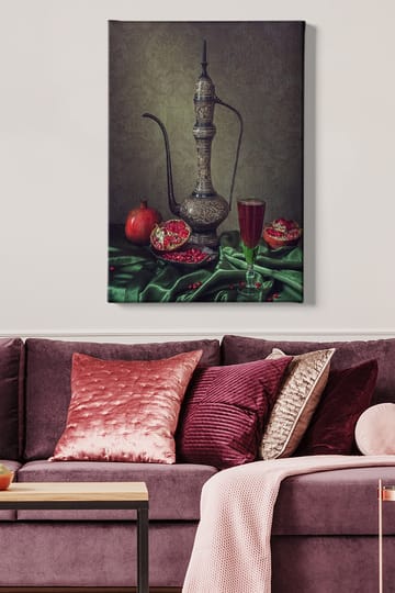Lerretsbilde 70x100 cm - Vakkert stilleben med en utsmykket mugge, granatepler og et glass rød drikke på en grønn duk - Mørk grønn / Rød / Brun - Interiør - Maleri & posters - Lerretsbilder
