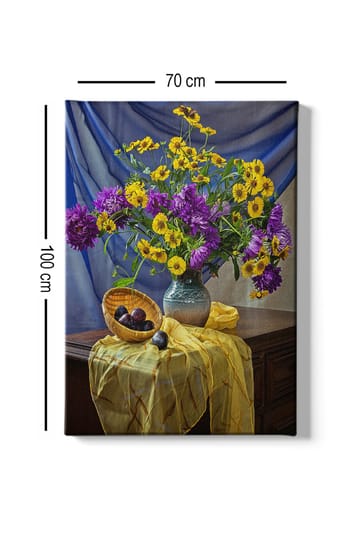 Lerretsbilde 70x100 cm - Vakkert stilleben med en vase fylt med fargerike blomster og en kurv med plommer - Lilla / Gul / Grønn - Interiør - Maleri & posters - Lerretsbilder