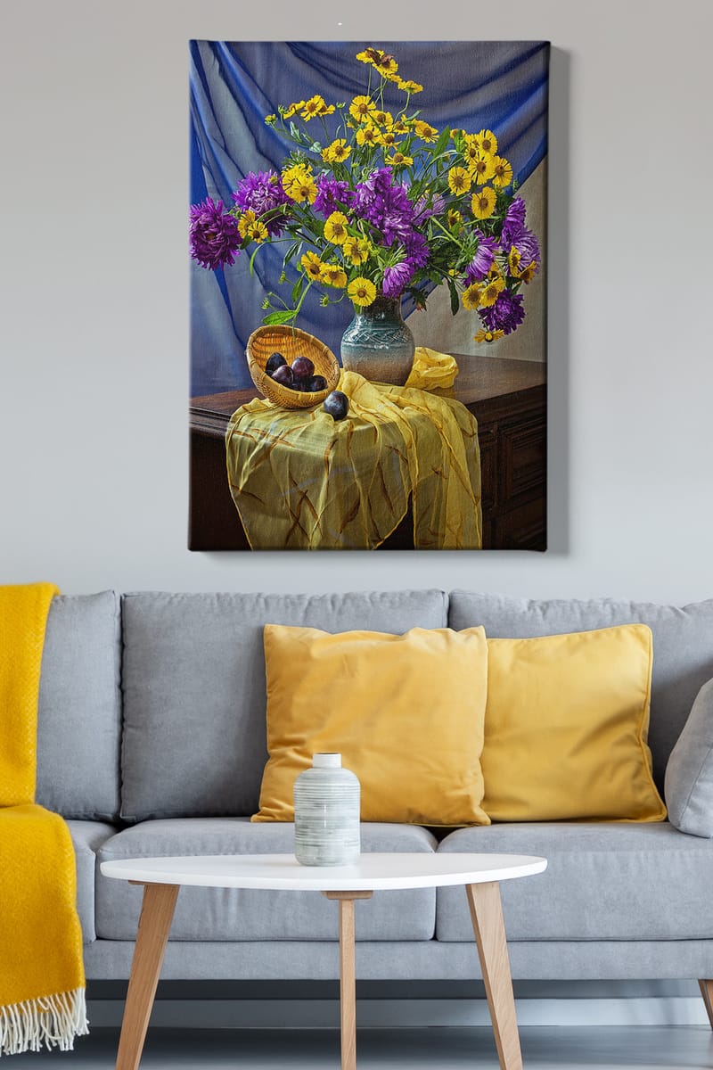 Lerretsbilde 70x100 cm - Vakkert stilleben med en vase fylt med fargerike blomster og en kurv med plommer - Lilla / Gul / Grønn - Interiør - Maleri & posters - Lerretsbilder