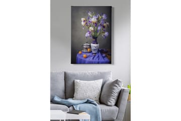 Lerretsbilde 70x100 cm - Vakkert stilleben med en vase fylt med lilla irisblomster og en skål med appelsiner - Lilla / Hvit / Oransje - Interiør - Maleri & posters - Lerretsbilder