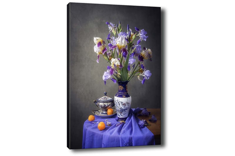 Lerretsbilde 70x100 cm - Vakkert stilleben med en vase fylt med lilla irisblomster og en skål med appelsiner - Lilla / Hvit / Oransje - Interiør - Maleri & posters - Lerretsbilder