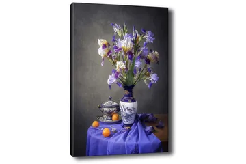Lerretsbilde 70x100 cm - Vakkert stilleben med en vase fylt med lilla irisblomster og en skål med appelsiner - Lilla / Hvit / Oransje - Interiør - Maleri & posters - Lerretsbilder
