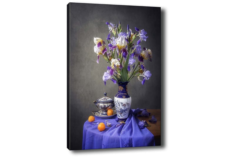 Lerretsbilde 70x100 cm - Vakkert stilleben med en vase fylt med lilla irisblomster og en skål med appelsiner - Lilla / Hvit / Oransje - Interiør - Maleri & posters - Lerretsbilder