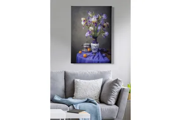 Lerretsbilde 70x100 cm - Vakkert stilleben med en vase fylt med lilla irisblomster og en skål med appelsiner - Lilla / Hvit / Oransje - Interiør - Maleri & posters - Lerretsbilder
