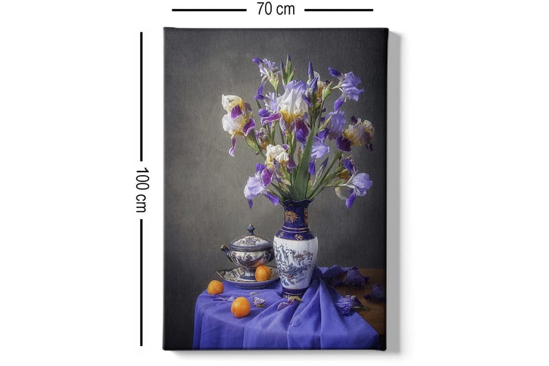 Lerretsbilde 70x100 cm - Vakkert stilleben med en vase fylt med lilla irisblomster og en skål med appelsiner - Lilla / Hvit / Oransje - Interiør - Maleri & posters - Lerretsbilder