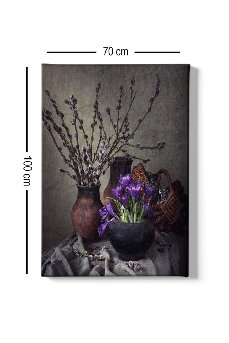 Lerretsbilde 70x100 cm - Vakkert stilleben med lilla blomster i en svart potte omgitt av grener og keramikk - Lilla / Svart / Brun - Interiør - Maleri & posters - Lerretsbilder