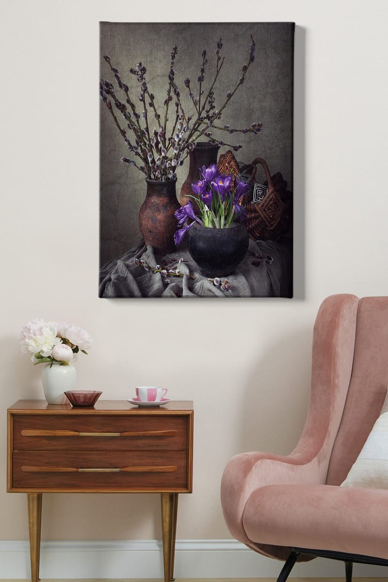 Lerretsbilde 70x100 cm - Vakkert stilleben med lilla blomster i en svart potte omgitt av grener og keramikk - Lilla / Svart / Brun - Interiør - Maleri & posters - Lerretsbilder