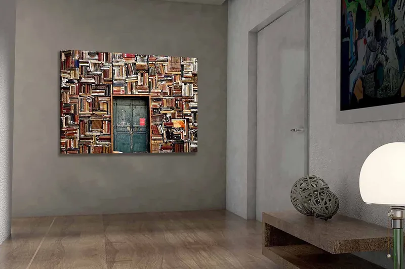 Lerretsbilde 70x100 cm - Vegg dekket av bøker med en dør i midten - Brun / Grønn / Rød - Interiør - Maleri & posters - Lerretsbilder