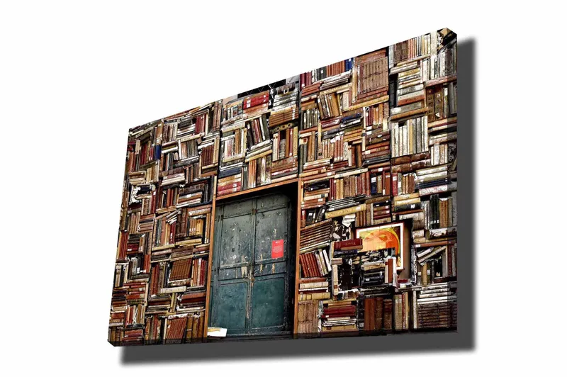 Lerretsbilde 70x100 cm - Vegg dekket av bøker med en dør i midten, Brun / Grønn / Rød