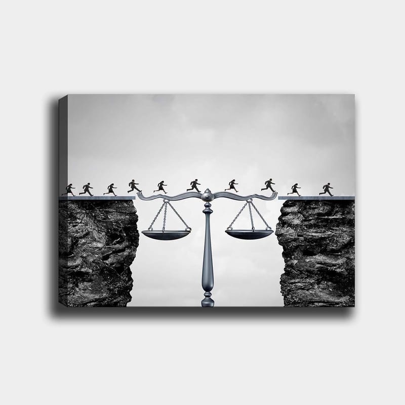 Lerretsbilde 70x100 cm - Vekter som symboliserer rettferdighet, med små figurer som løper over en avgrunn, Svart / Grå / Sølv