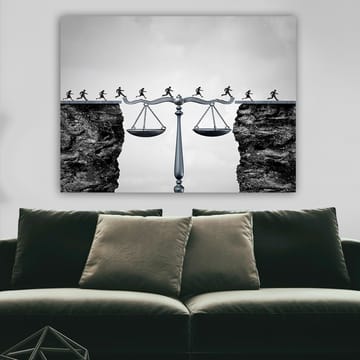Lerretsbilde 70x100 cm - Vekter som symboliserer rettferdighet, med små figurer som løper over en avgrunn - Svart / Grå / Sølv - Interiør - Maleri & posters - Lerretsbilder