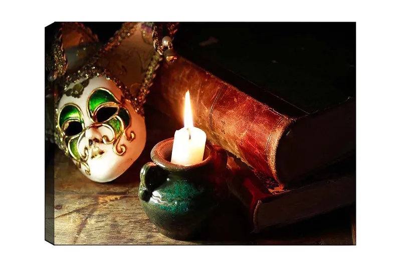 Lerretsbilde 70x100 cm - Venetiansk maske i fokus med et brennende stearinlys og gamle bøker i bakgrunnen, Grønn / Brun / Hvit