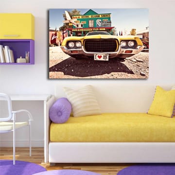 Lerretsbilde 70x100 cm - Veteranbil i gult foran et nostalgisk veiskilt langs Route 66 - Gul / Svart / Sølv - Interiør - Maleri & posters - Lerretsbilder