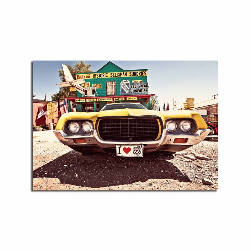 Lerretsbilde 70x100 cm - Veteranbil i gult foran et nostalgisk veiskilt langs Route 66 - Gul / Svart / Sølv - Interiør - Maleri & posters - Lerretsbilder