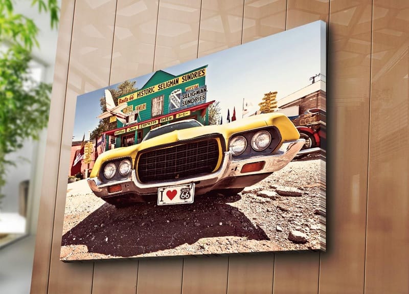 Lerretsbilde 70x100 cm - Veteranbil i gult foran et nostalgisk veiskilt langs Route 66 - Gul / Svart / Sølv - Interiør - Maleri & posters - Lerretsbilder