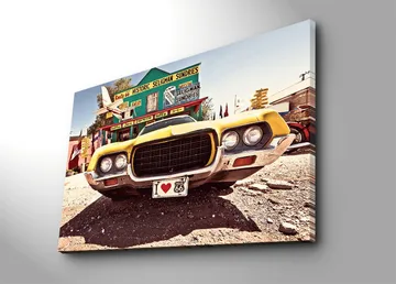 Lerretsbilde 70x100 cm - Veteranbil i gult foran et nostalgisk veiskilt langs Route 66 - Gul / Svart / Sølv - Interiør - Maleri & posters - Lerretsbilder