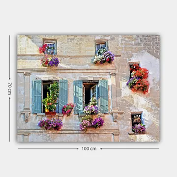 Lerretsbilde 70x100 cm - Vindu med blomsteroppsats på en gammel bygning - Lilla / Grønn / Rød - Interiør - Maleri & posters - Lerretsbilder