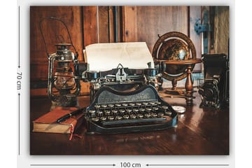 Lerretsbilde 70x100 cm - Vintage skrivemaskin med papir og en gammel globus på et trebord - Svart / Brun / Hvit - Interiør - Maleri & posters - Lerretsbilder