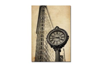 Lerretsbilde 70x100 cm - Vintageklokke ved foten av en ikonisk bygning i New York - Svart / Grå / Beige - Interiør - Maleri & posters - Lerretsbilder