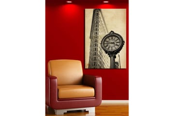 Lerretsbilde 70x100 cm - Vintageklokke ved foten av en ikonisk bygning i New York - Svart / Grå / Beige - Interiør - Maleri & posters - Lerretsbilder