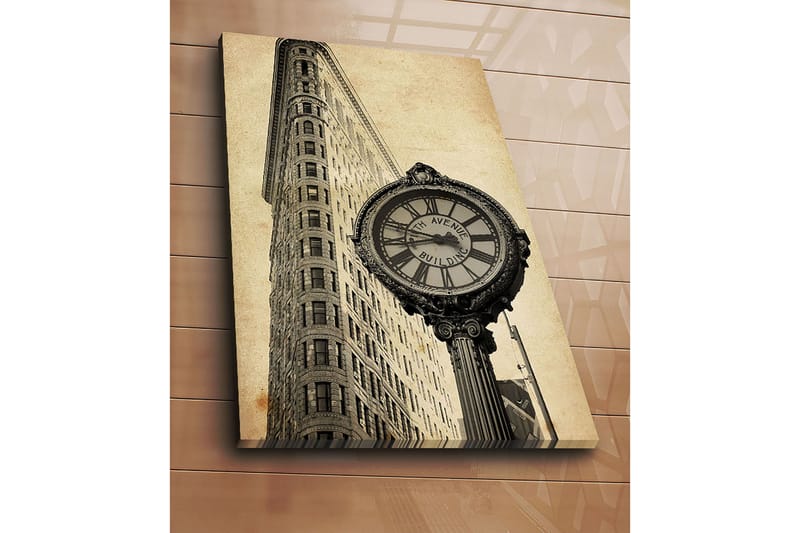 Lerretsbilde 70x100 cm - Vintageklokke ved foten av en ikonisk bygning i New York - Svart / Grå / Beige - Interiør - Maleri & posters - Lerretsbilder