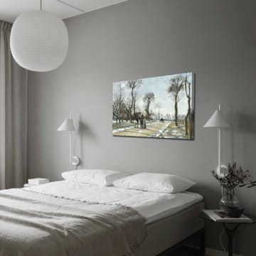 Lerretsbilde 70x100 cm - Vinterlandskap med folk som går langs en snødekt vei omgitt av trær - Grå / Hvit / Brun - Interiør - Maleri & posters - Lerretsbilder