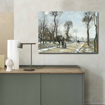 Lerretsbilde 70x100 cm - Vinterlandskap med folk som går langs en snødekt vei omgitt av trær - Grå / Hvit / Brun - Interiør - Maleri & posters - Lerretsbilder