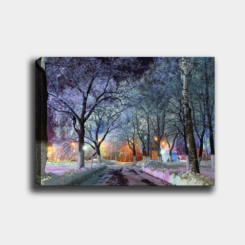 Lerretsbilde 70x100 cm - Vinterlandskap med snødekte trær og en opplyst vei som skaper en magisk atmosfære - Blå / Hvit / Oransje - Interiør - Maleri & posters - Lerretsbilder