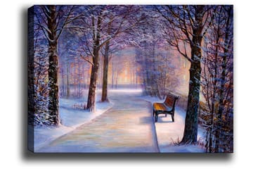 Lerretsbilde 70x100 cm - Vintertur med snødekte trær og en ensom benk langs en sti - Blå / Hvit / Grå - Interiør - Maleri & posters - Lerretsbilder