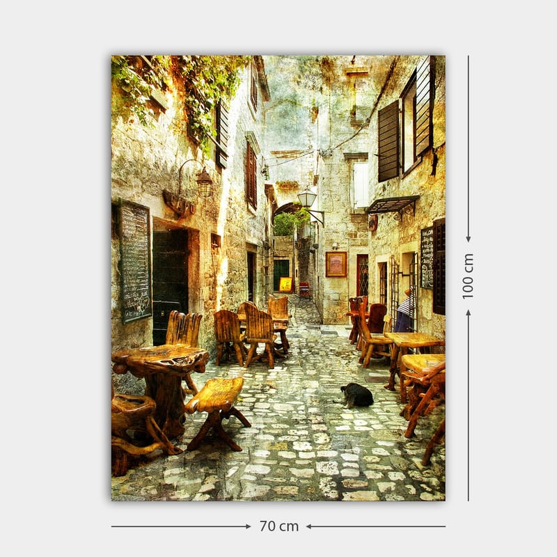 Lerretsbilde 70x100 cm - Pittoresk smug med trebord og stoler, omgitt av gamle steinhus - Brun / Grå / Grønn - Interiør - Maleri & posters - Lerretsbilder