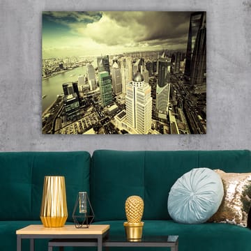 Lerretsbilde 70x100 cm - Panoramautsikt over en moderne by med høye skyskrapere og en elv som renner gjennom landskapet - Grønn / Grå / Beige - Interiør - Maleri & posters - Lerretsbilder