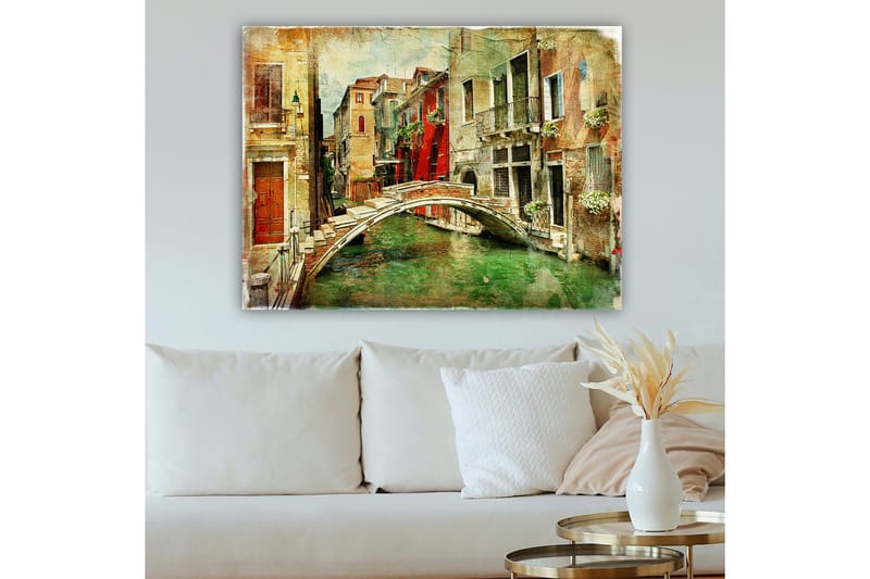 Lerretsbilde 70x100 cm - Pittoresk kanal med en bro omgitt av fargerike bygninger i Venezia - Rød / Grønn / Beige - Interiør - Maleri & posters - Lerretsbilder