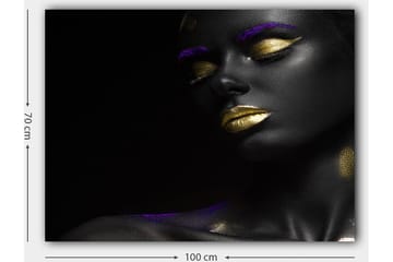 Lerretsbilde 70x100 cm - Portrett av en kvinne med svart hud og gylne lepper, fremhevet med lilla detaljer - Svart / Gull / Lilla - Interiør - Maleri & posters - Lerretsbilder