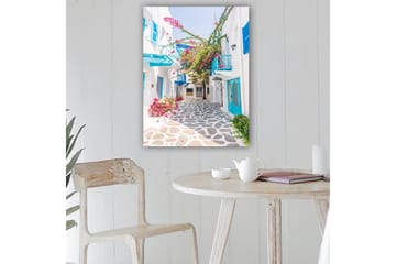 Lerretsbilde 70x100 cm - Pittoresk bakgate med hvite hus og fargerike blomster i middelhavsmiljø - Blå / Rosa / Hvit - Interiør - Maleri & posters - Lerretsbilder