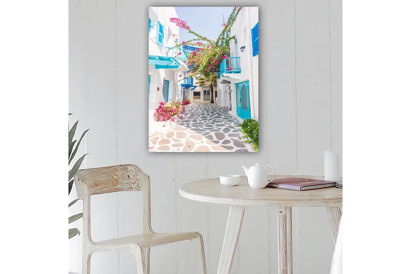 Lerretsbilde 70x100 cm - Pittoresk bakgate med hvite hus og fargerike blomster i middelhavsmiljø - Blå / Rosa / Hvit - Interiør - Maleri & posters - Lerretsbilder