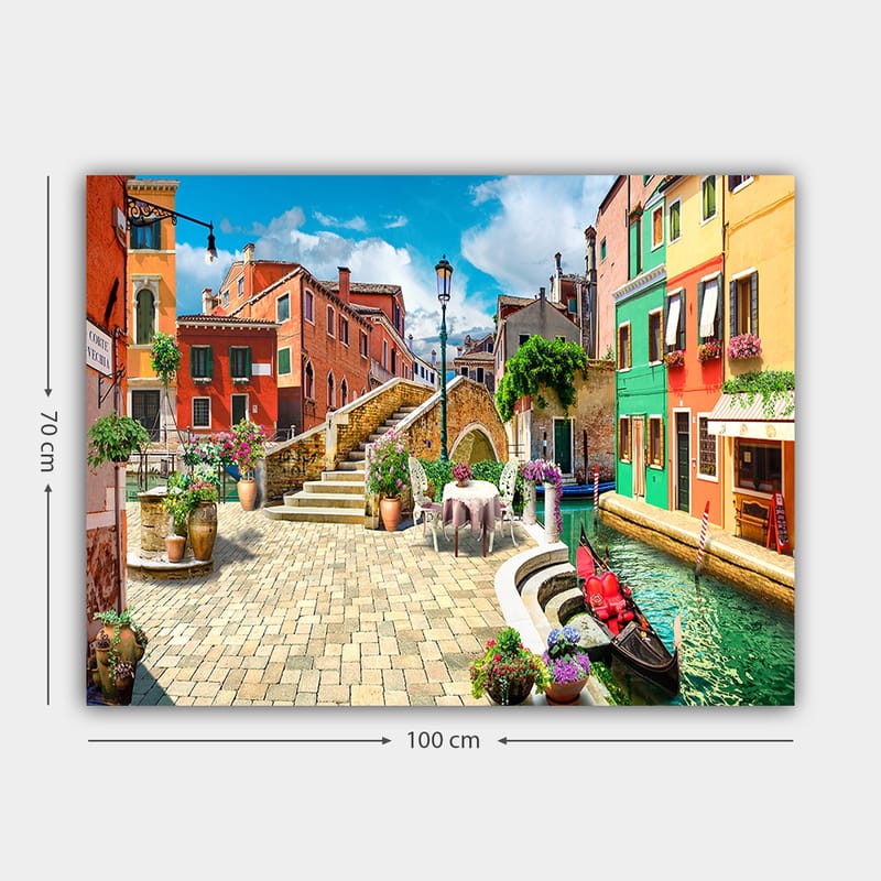 Lerretsbilde 70x100 cm - Pittoresk kanal med fargerike hus og blomsterdekorasjoner i sjarmerende italiensk bymiljø - Rød / Grønn / Gul - Interiør - Maleri & posters - Lerretsbilder