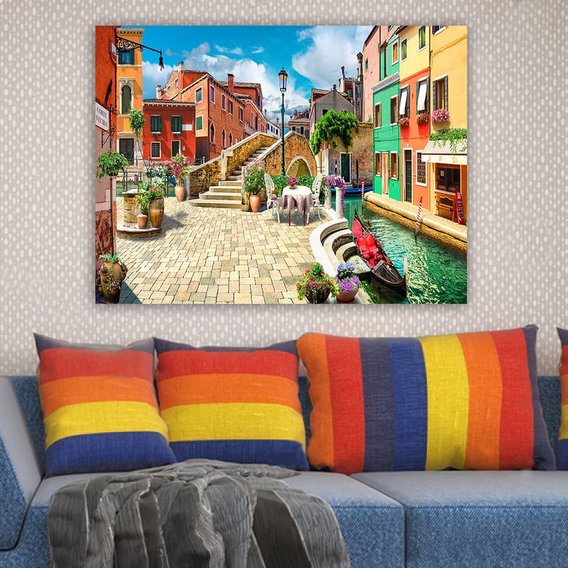 Lerretsbilde 70x100 cm - Pittoresk kanal med fargerike hus og blomsterdekorasjoner i sjarmerende italiensk bymiljø - Rød / Grønn / Gul - Interiør - Maleri & posters - Lerretsbilder